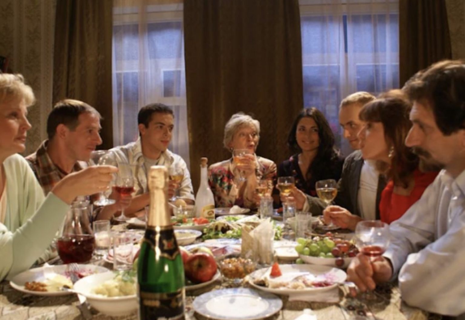 Много гостей за столом. Семейное застолье. Гости за столом. Семья застолье. Праздничный стол для гостей.