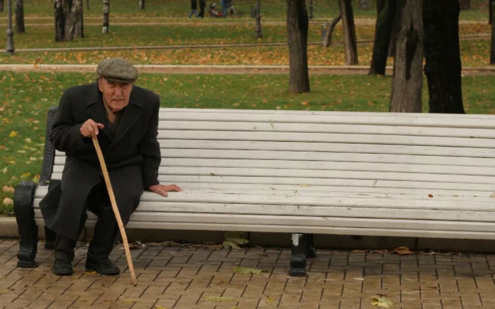 Старый дед хочет. Старик на скамейке. Старики на лавке. Старик сидит на скамейке. Дед на лавке.